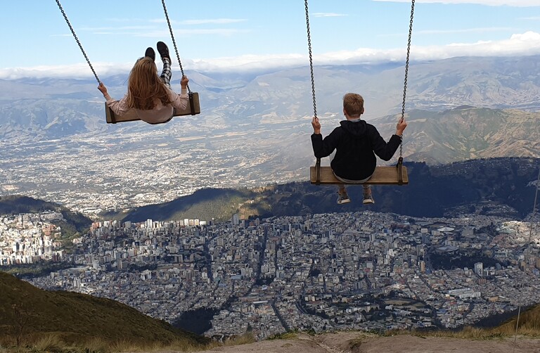 Kinder beim Schaukeln mit Blick auf Quito Familienreise Ecuador, Galapagos, Quito, Rundreise, Djoser