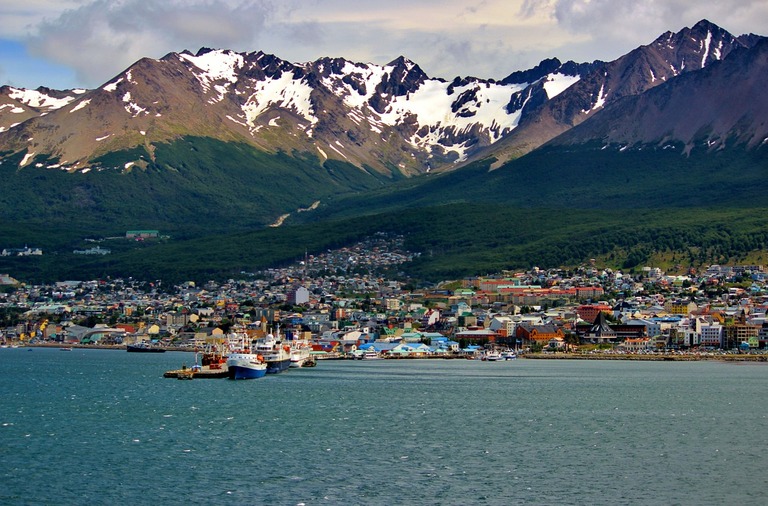 Ushuaia Hafen in Ushuaia mit Blick auf die Berge