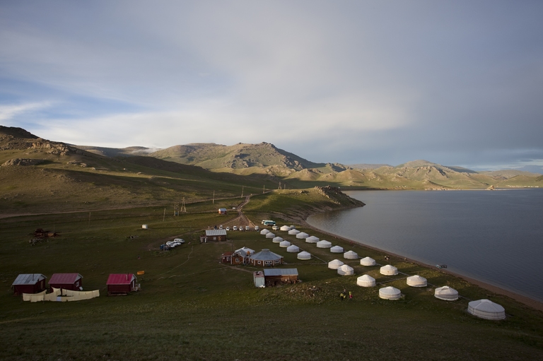 Terkhiin Tsagaan See mit Jurtencamp Jurtencamp beim Terkhiin Tsagaan See, Landschaft