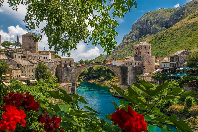 Die Stari Most Brücke bietet ein wunderschönes Fotomotiv. Balkan Herzegowina Mostar Stari Most Brücke