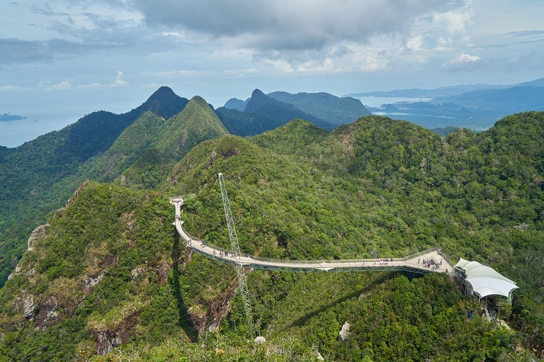 Von einer Aussichtsplattform offenbart sich ein einmaliger Ausblick über die Insel Langkawi. Djoser Malaysia Langkawi Aussichtsplattform