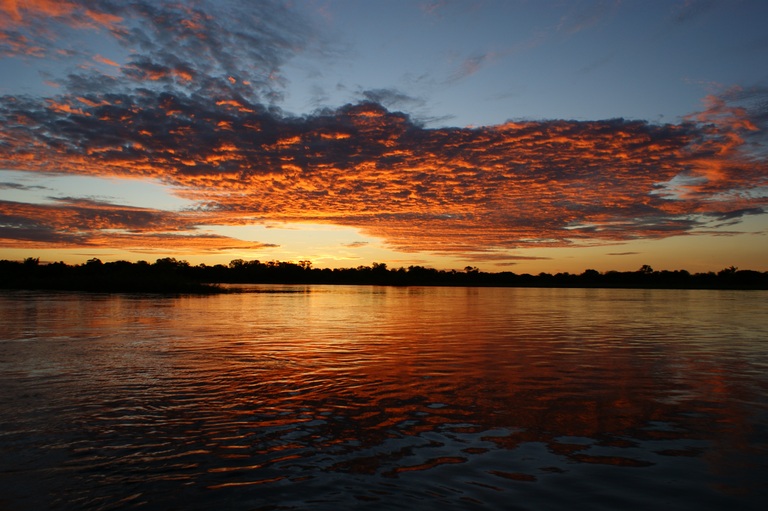 Sonnenuntergang am Chobe-Fluss Familienreise Südliches Afrika Botswana Chobe Nationalpark