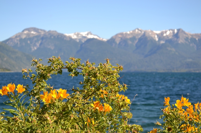 Esquel See und Berge in Esquel