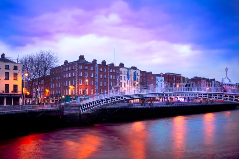 Dublin bei Abenddämmerung Dublin, Dämmerung, Irland, Wanderreise Irland