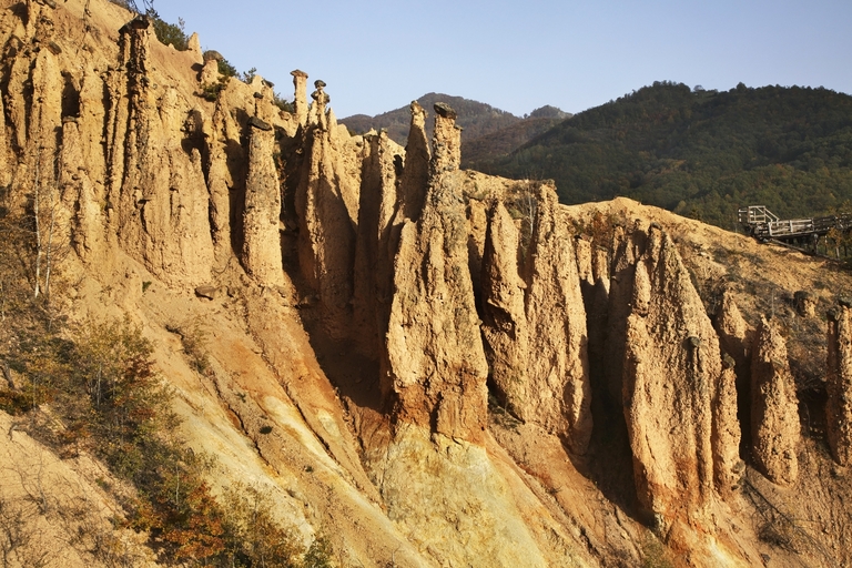 Die bizarre Landschaft in Đavolja varoš. Balkan Serbien Djavolja Varos Hoodoos