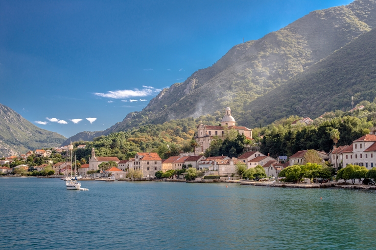 Kotor liegt spektakulär an einer wunderschönen Bucht. Balkan Montenegro Kotor Bucht