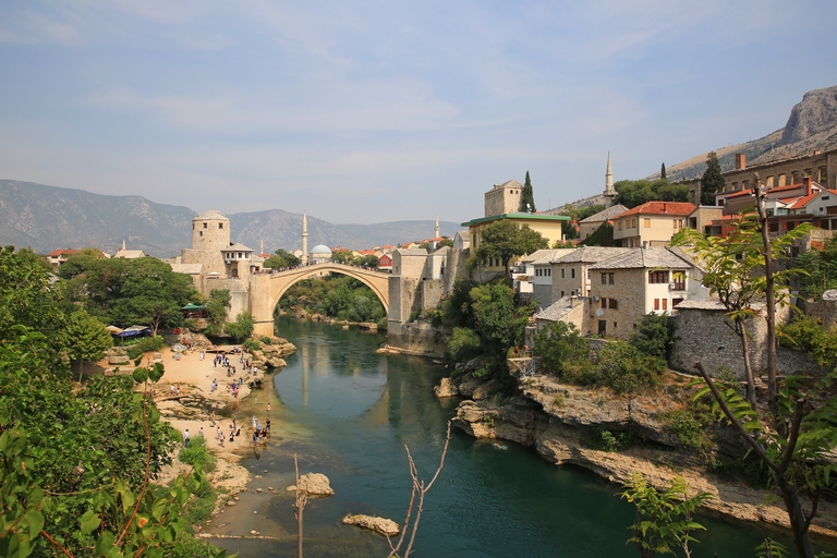 Die "Stari Most", eine spektakuläre Steinbogenbrücke, überspannt den Neretva in Mostar. Balkan Herzegowina Mostar Stari Most Brücke
