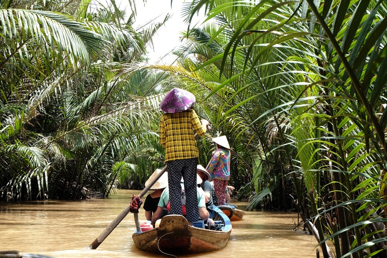 In einem authentischen Boot erkunden wir die Natur des Mekongdeltas. Mekong Delta