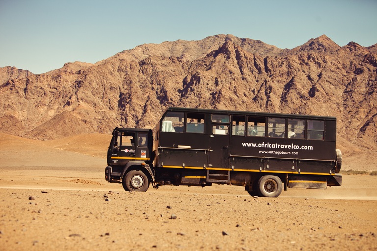 Dank unseres Safaritrucks genießen wir während der Safaris den bestmöglichen Ausblick und kommen den wilden Tieren ganz nah.. Safrai, Truck, Abenteuer, Gruppenreise mit Kindern