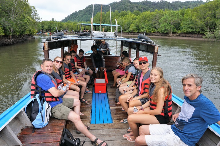 Den Taman Negara Nationalpark erkundet man am besten bei einer Bootstour. Djoser Malaysia Taman Negara Bootsfahrt