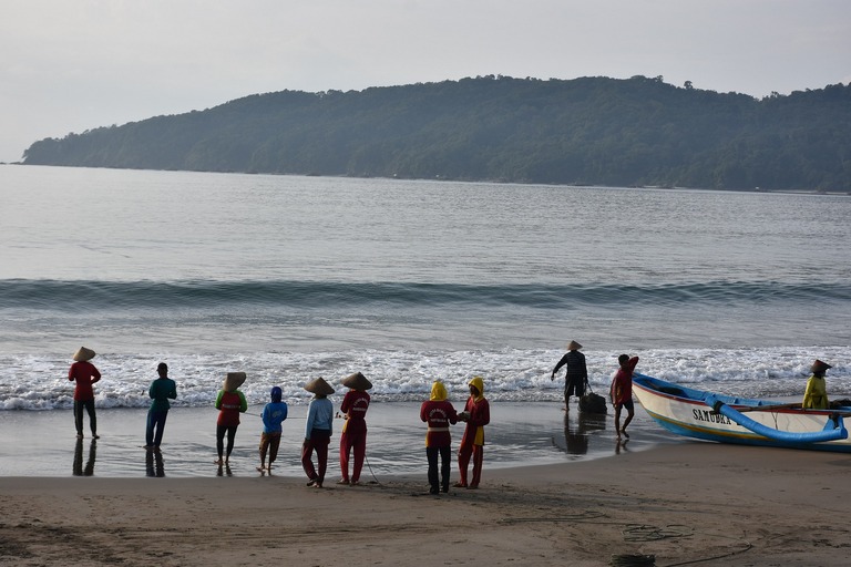 Strand von Pangandaran Geschäftigs Treiben am Strand des Fischerdorfes Pangandaran.