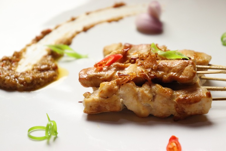 Sate Ayam Sate Ayam, typisch indonesische Hühnerspieße