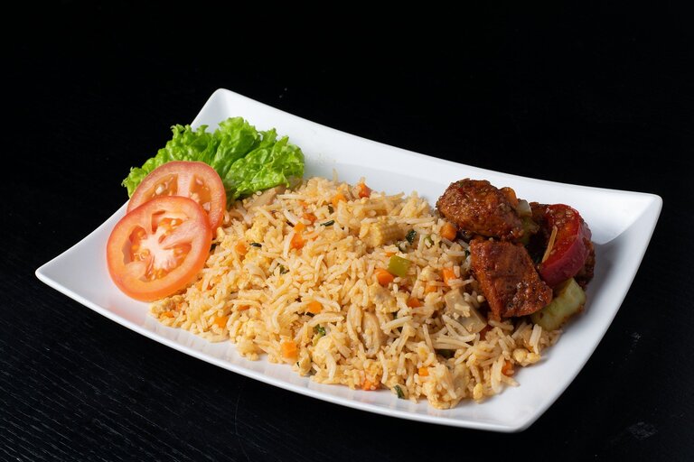 Nasi Goreng Das Reisgericht Nasi Goreng findet sich auf fast jeder indonesischen Speisekarte.