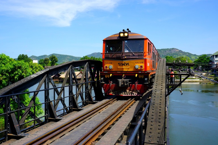 Mit dem Zug geht es über die berühmte "Brücke am Kwai". Kanchanaburi, Brücke am Kwai