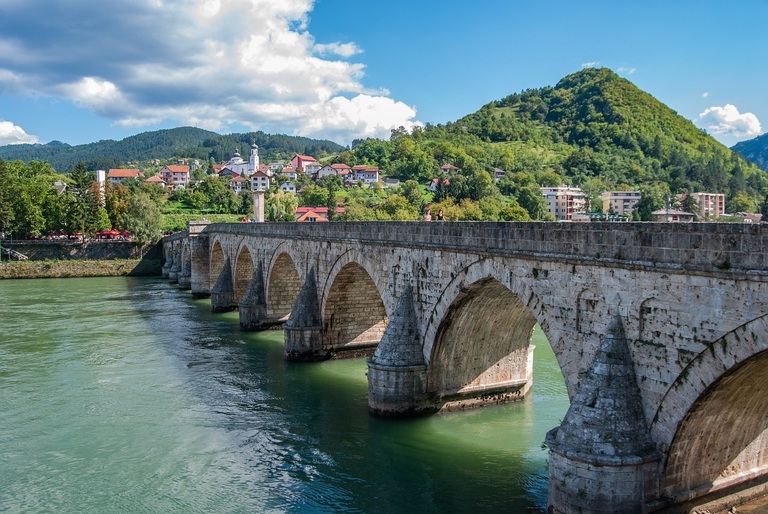 Die eindrucksvolle Drina-Brücke in Višegrad. Balkan Bosnien & Herzegowina Visegrad Drina Brücke