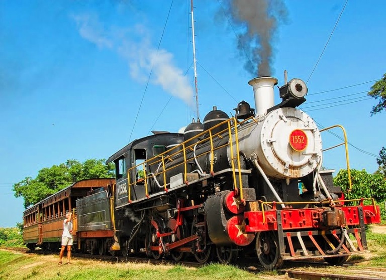 Eine Diesellock mit offenen Waggons bahnt sich ihren Weg durch das Tal der Zuckermühlen. Tal der Zuckermühlen, Valle de los Ingenios