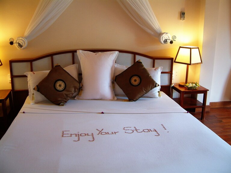 Wir wählen komfortable und zentral gelegene Hotelunterkünfte. Hotel, Zimmer, Bett, übernachten, Gruppenreise mit Kindern