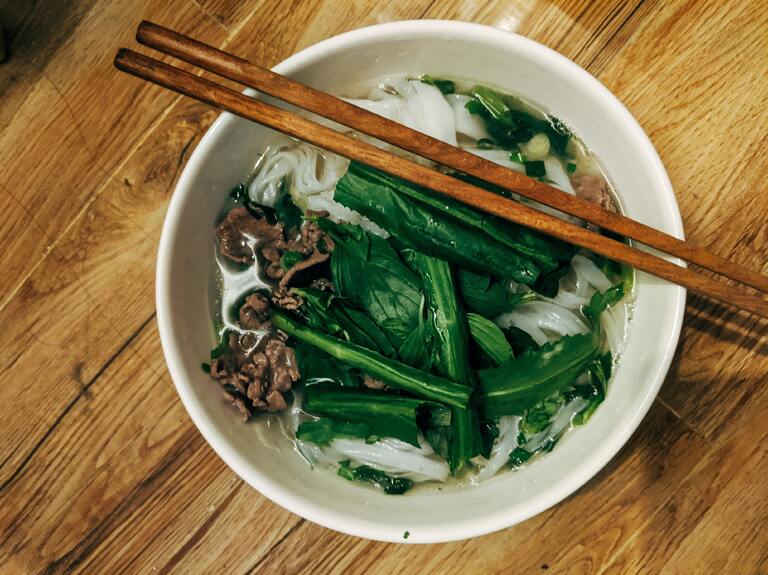 Vietnamesisches Nationalgericht: die Nudelsuppe Pho.