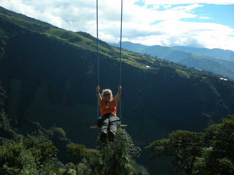 Kind beim Schaukeln in Banos Baños, Ecuador mit Kindern