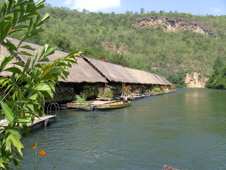 Am River Kwai genießen wir am Abend die Ruhe und Idylle des Waldes. River Kwai Thailand, thailand rundreise 2 wochen mit kindern