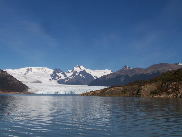 Calafate Schneebedeckte Berge in Calafate mit Seeblick