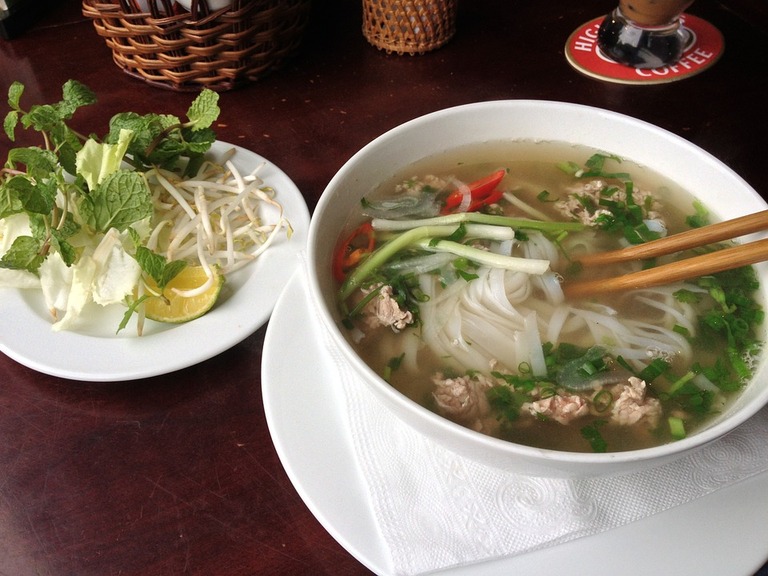 Die traditionell vietnamesische Suppe Pho. Vietnam, Pho, Nudelsuppe