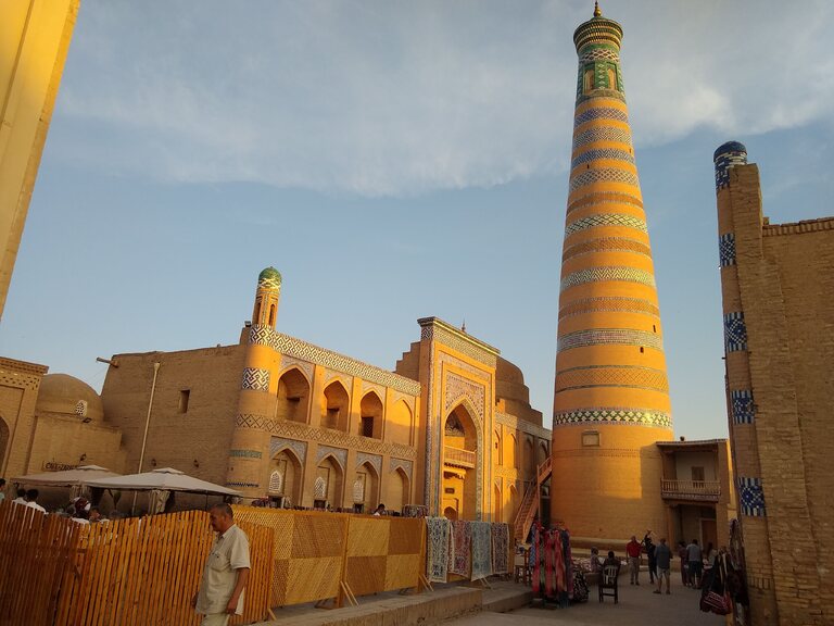 Das Minaret Islam Khodja in der Altstadt von Chiwa. Minaret Islam khodja, Chiwa