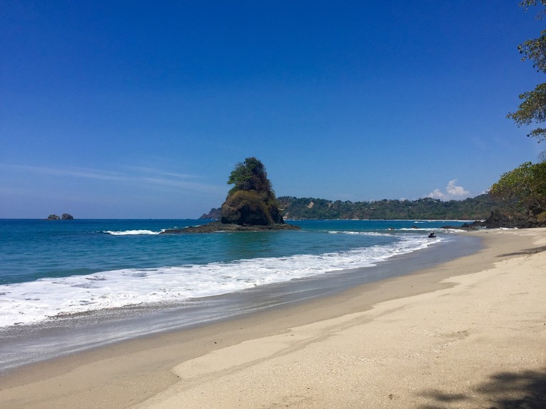 Am schneeweißen Sandstrand im Manuel Antonio Nationalpark lässt es sich gut aushalten. Sandstrand im Manuel Antonio Nationalpark