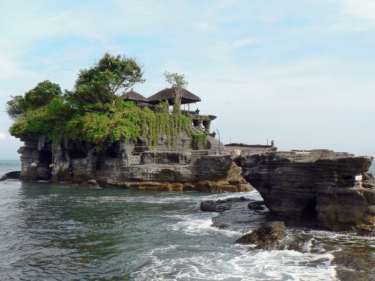 Tanah Lot Meerestempel Der Meerestempel Tanah Lot wird bei Flut vollkommen vom Meer umspült.