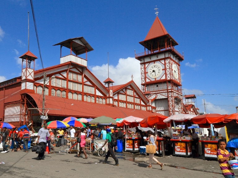 Ein Marktplatz mit einer Kathedrale in Georgetown im Guyana Urlaub