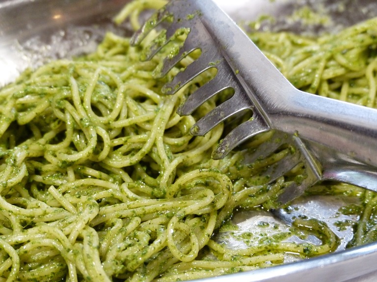 Typisch italienisches Gericht: Pasta mit Pesto Pesto, Pasta, Spaghetti, Italien, Küche