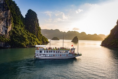 Djoser_Vietnam_Halong Bucht_Dschunke_Djoser NL