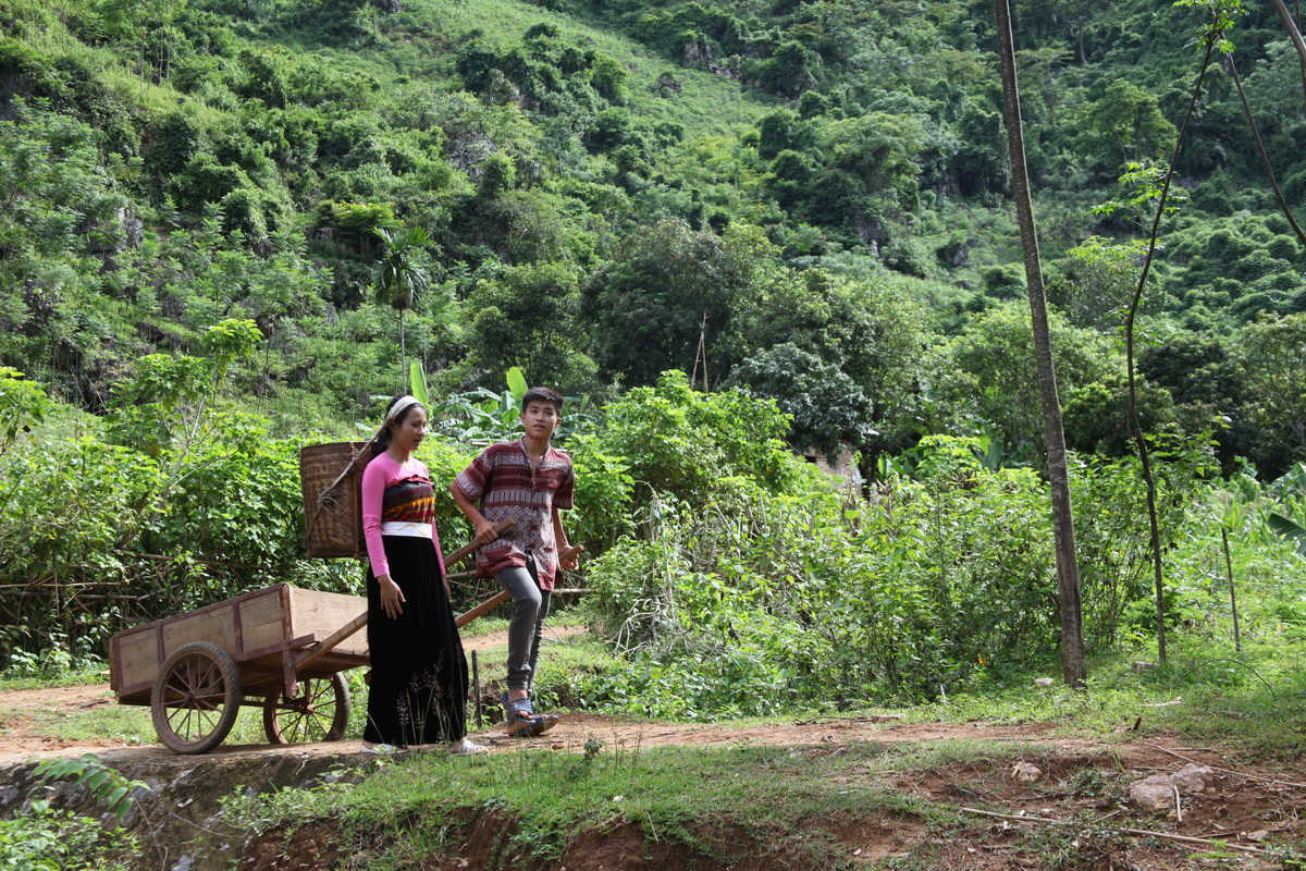 Djoser_Vietnam_Mai Chau_Locals mit Schubkarre_AG Ben Thanh_FOC